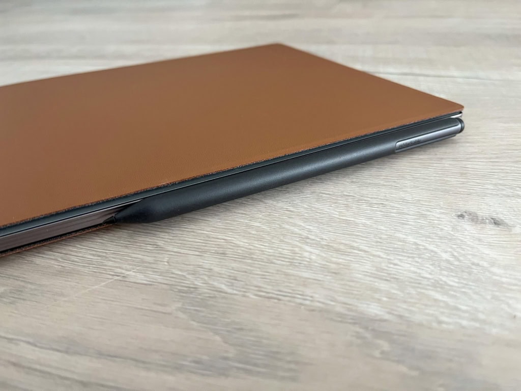A toll rögzítése a notebookhoz