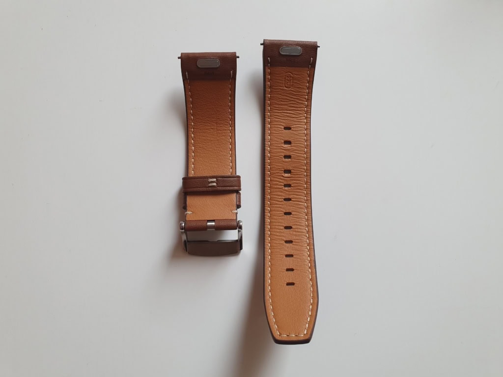Az óra 22 mm-es szíjakkal kompatibilis