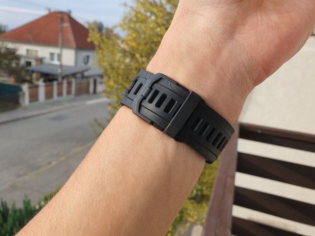 Az óra kényelmesen tartotta