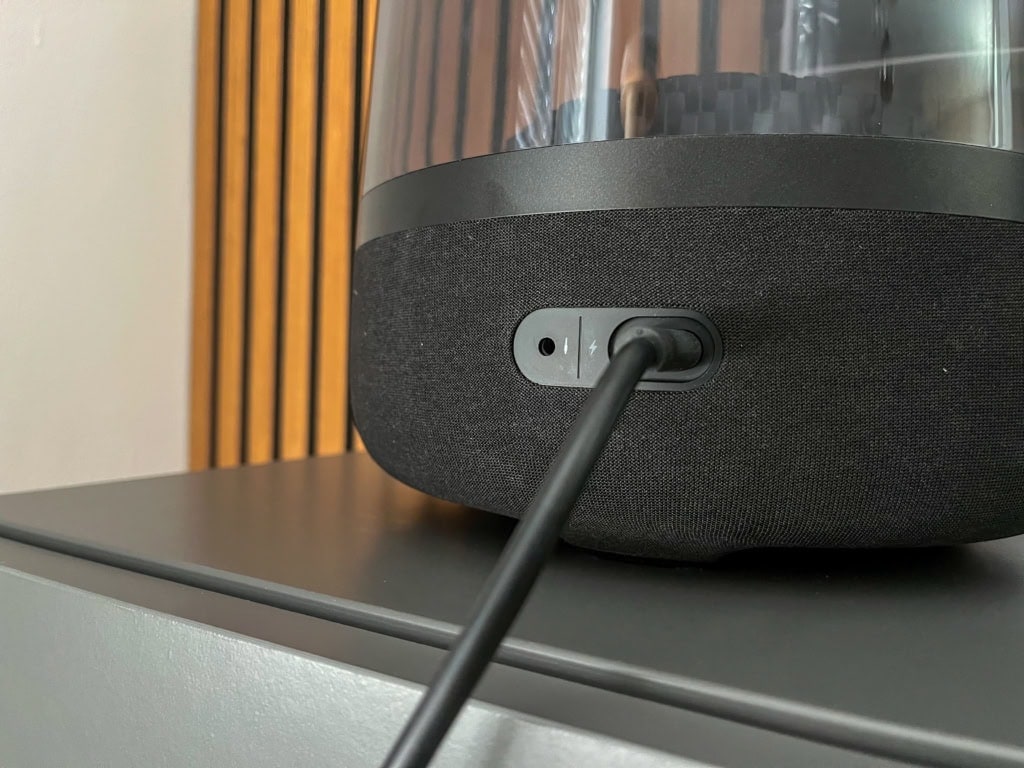 Az általános megjelenést egy kicsit elrontja a tápkábel