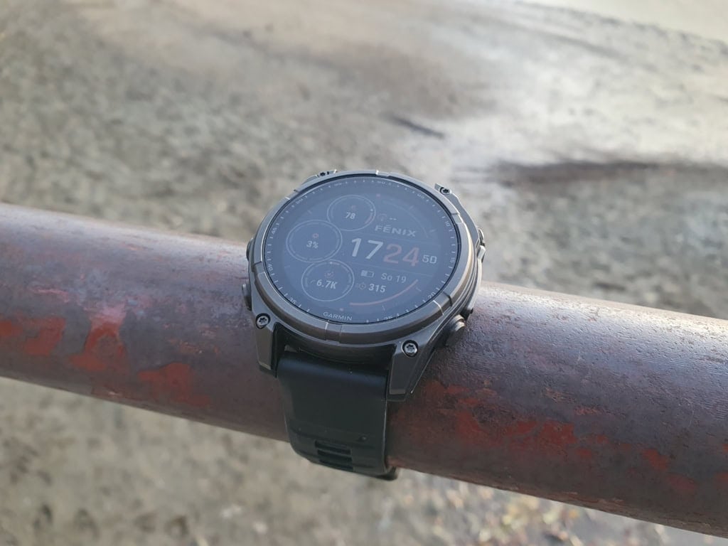 A Garmin Fénix 8 tetszik a kialakításával és funkcióival