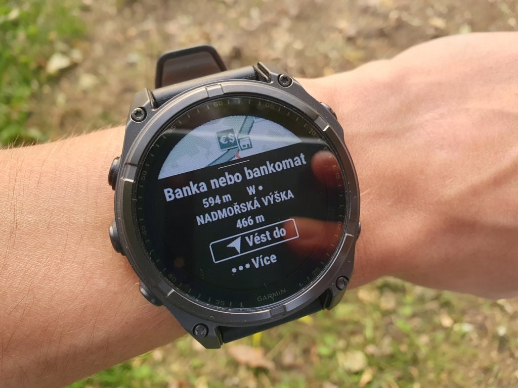 Az óra nem jeleníti meg a kiválasztott pont utcáját vagy városát.