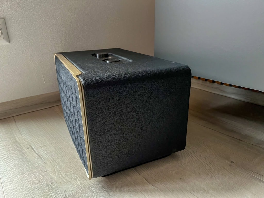 A hangszóró minőségi anyagokat kombinál