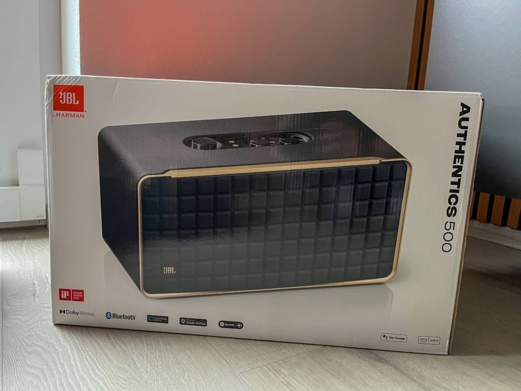 A JBL Authentics 500 hangszóró csomagolása