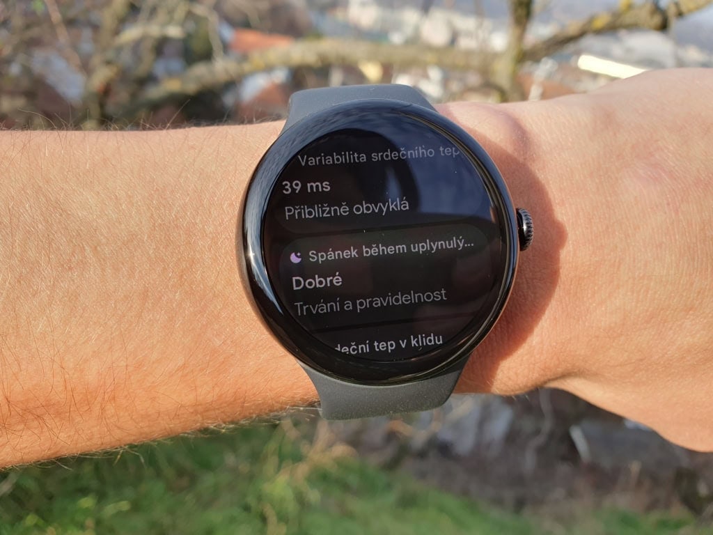 Az óra megjeleníti az egyes tényezőket