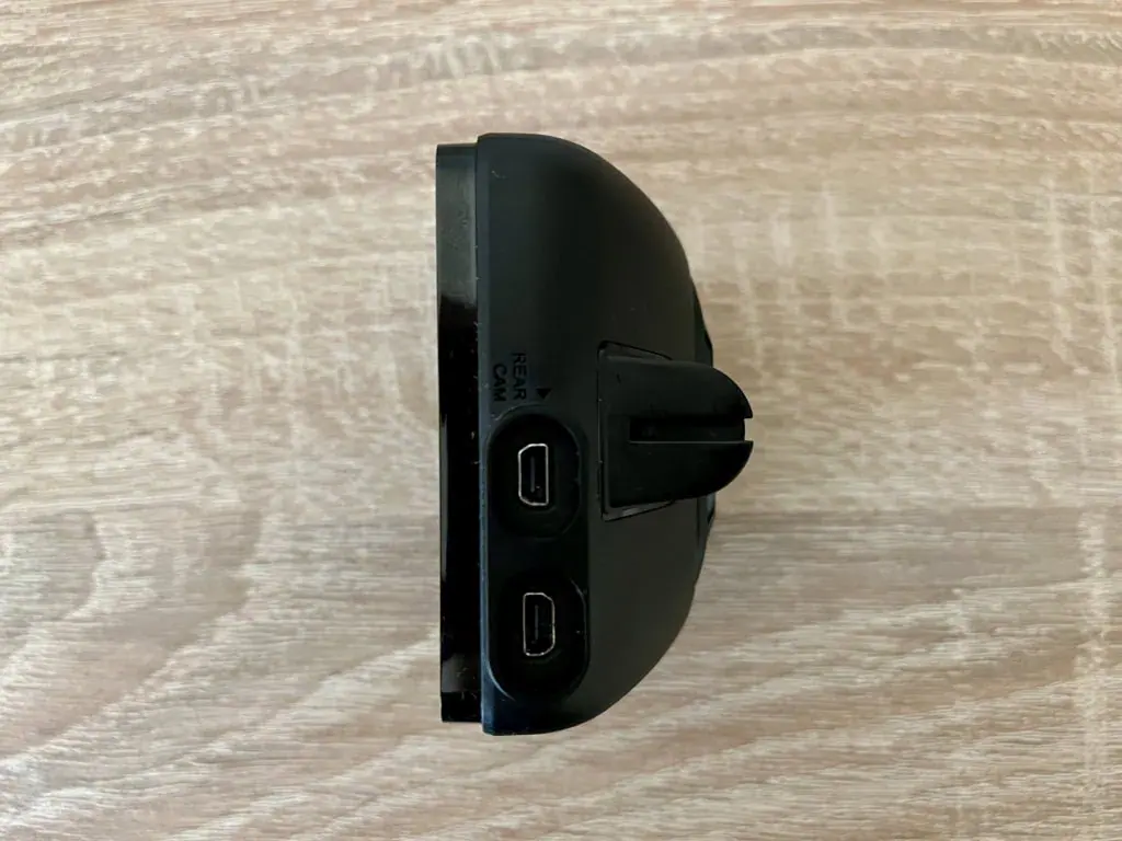 A miniUSB csatlakozók párja kissé zavaró lehet. Az egyik a tápellátáshoz, a másik a hátsó kamera számára.