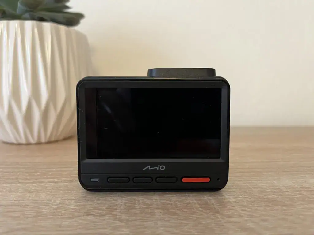 A hátlapot egy jól kivehető videózár gomb uralja.