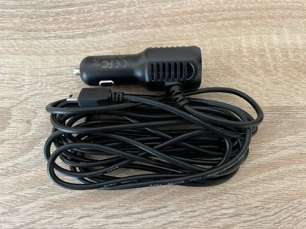 A hálózati adapter fix kábellel rendelkezik, amelyhez nincs alternatíva.