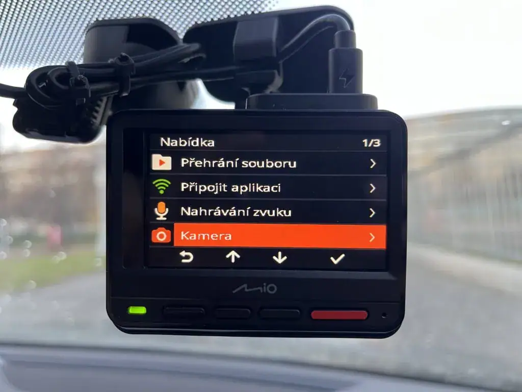 Egyértelmű és lokalizált felület.