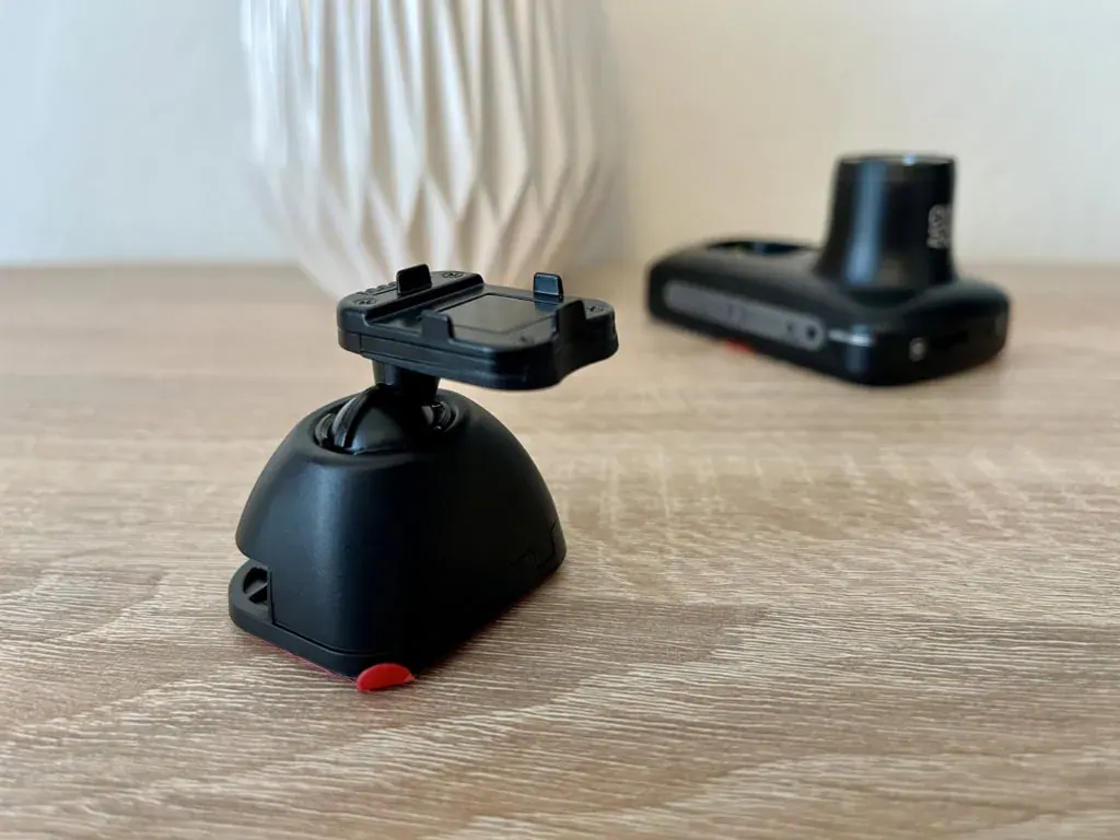 A tartóba egy tápcsatlakozó és egy GPS-modul is beépítésre került.