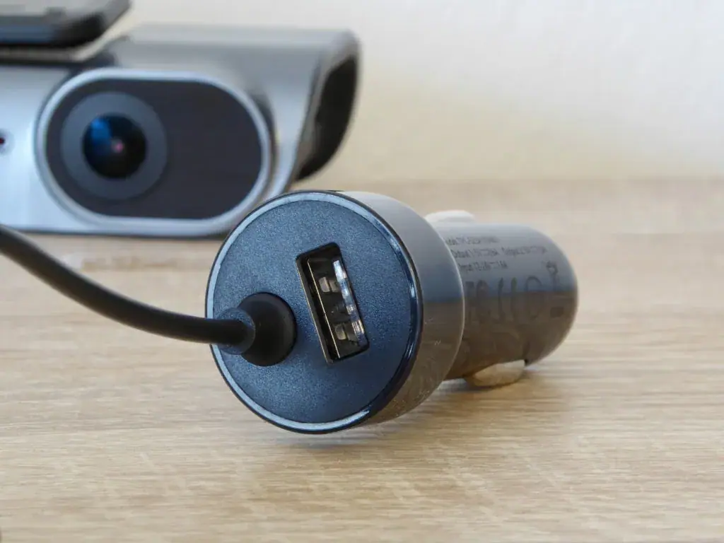 A 12V-os aljzathoz való hálózati adapter egy USB-A csatlakozóval is fel van szerelve.