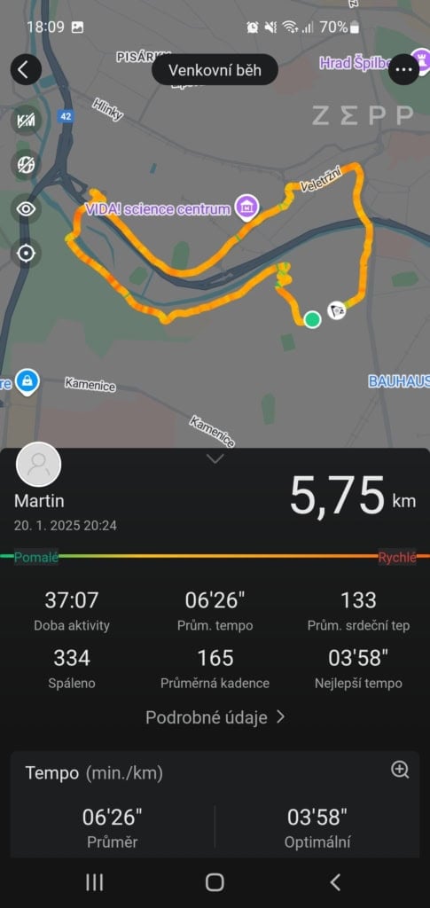 Az útvonalat a telefon GPS-e határozza meg.
