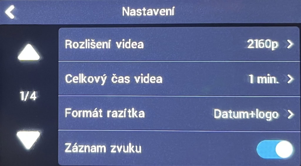 A kijelzőn minden menü nagy, kivéve a vissza nyilat
