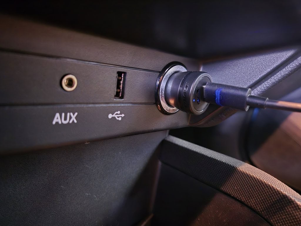 A mellékelt tápegység kicsi, és egy második USB-C csatlakozót is kínál.