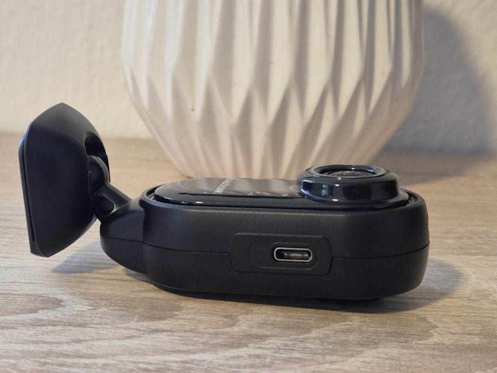 Az egyetlen csatlakozó az USB-C. A hátsó kamera csatlakozója hiányzik.