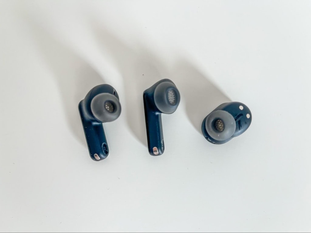 Balról jobbra: JBL Tune Beam 2, JBL Tune Beam 2, JBL Tune Buds 2