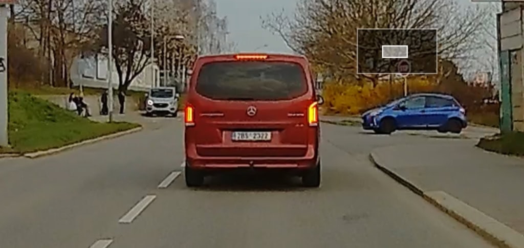 Menetirányban haladó autó az elülső kamerán