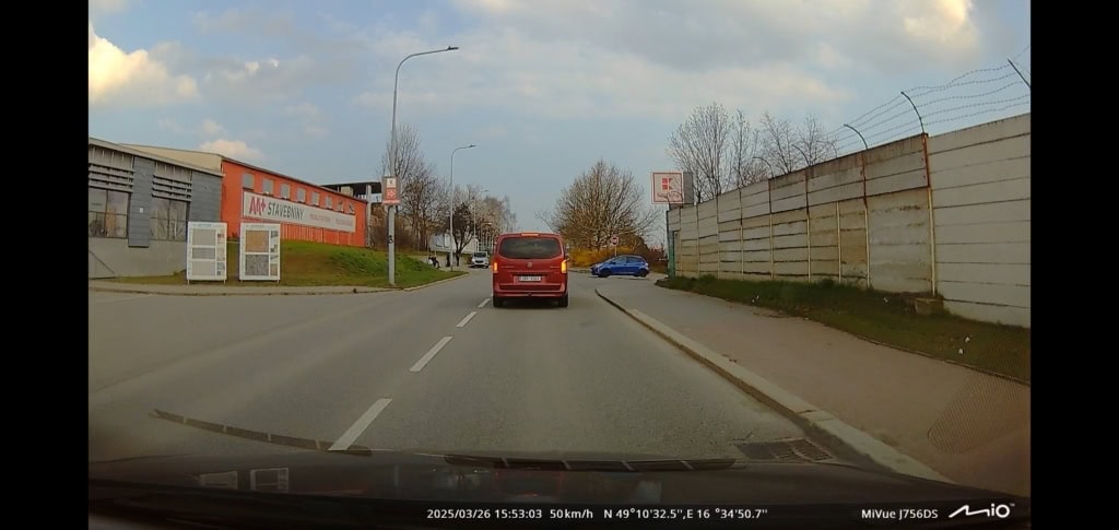 Menetirányban haladó autó az elülső kamerán