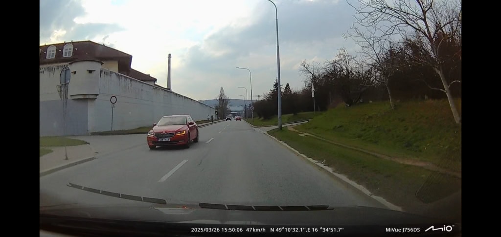 Szemben haladó autó az elülső kamerán
