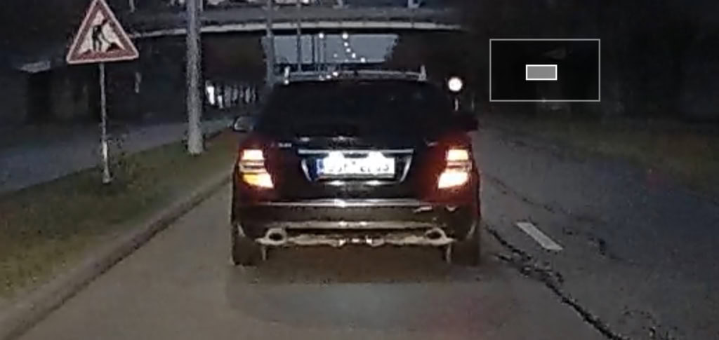 Éjszakai felvétel járművel a haladási irányban