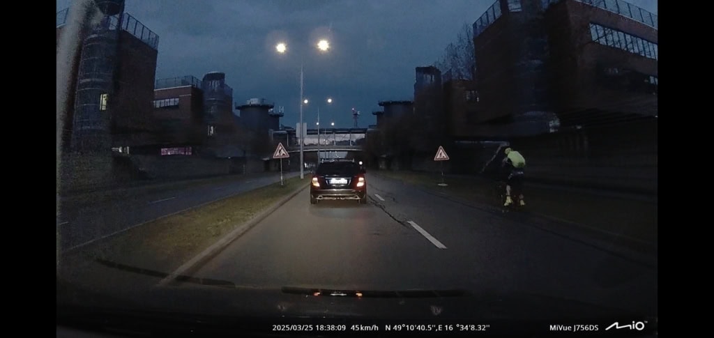 Éjszakai felvétel járművel a haladási irányban