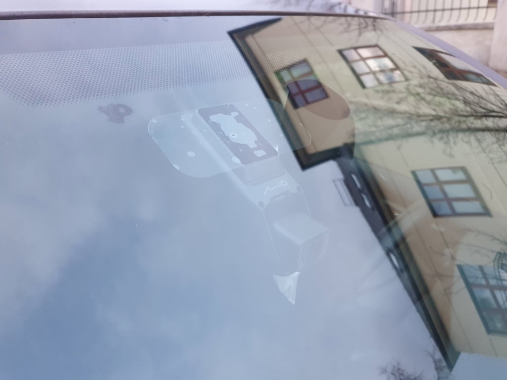 Kívülről az autókamera észrevétlen