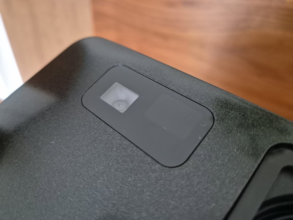 A beépített RGB kamera a kép rögzítésére és automatikus beállítására szolgál