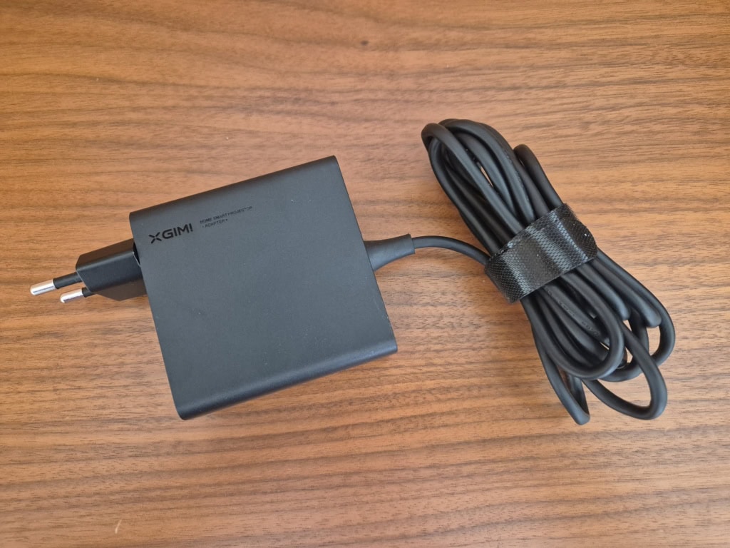 A mellékelt tápegység fix kábellel és USB-C csatlakozóval