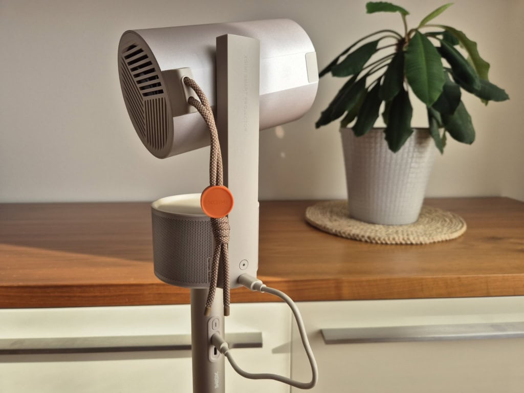 A csomagban rövid USB-C–USB-C összekötő kábel is található