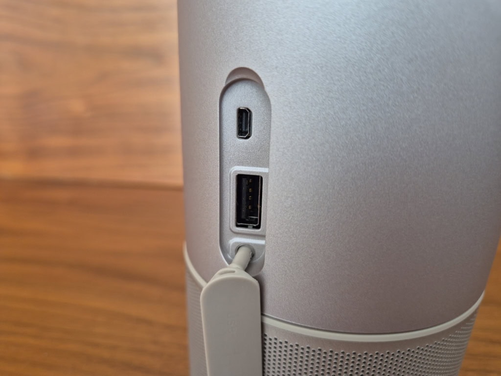 A microHDMI és USB csatlakozók gumidugó mögött találhatók