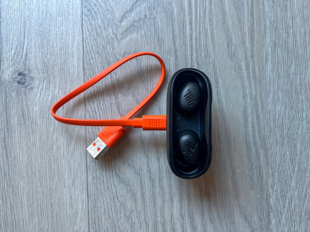 JBL Wave Buds 2 töltése