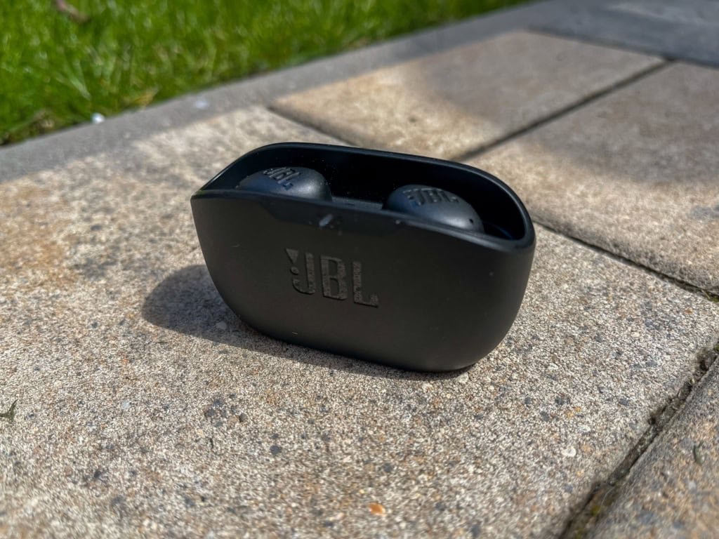 A JBL Wave Buds 2 nyitott tokkal rendelkezik