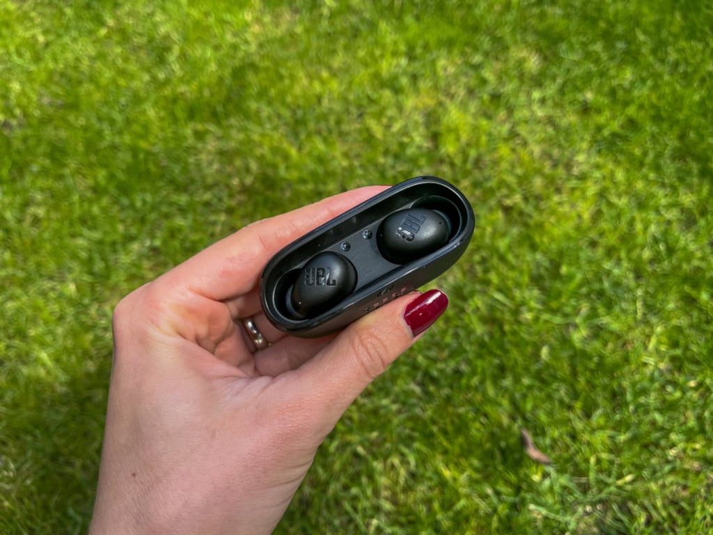 Nehézkesebb volt kivenni belőle a fülhallgatót
