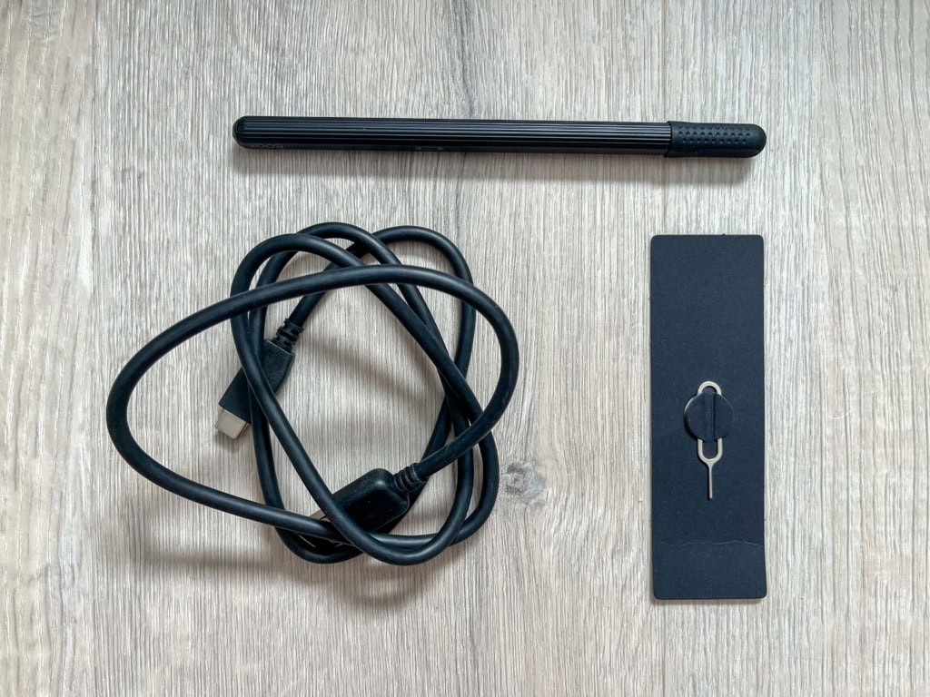 Tartozék a stylus, a töltőkábel és a tű is
