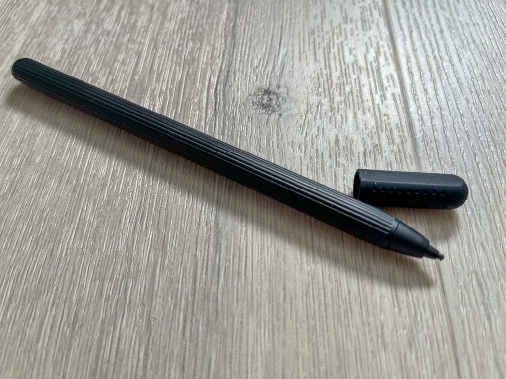A stylus védőkupakkal rendelkezik