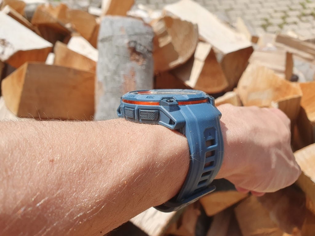 Az óra nem tartozik a legkisebbek közé