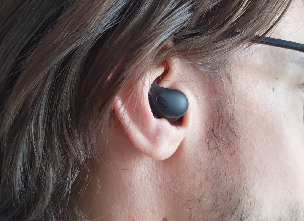A SONY LinkBuds Fit stabilan ül a fülben