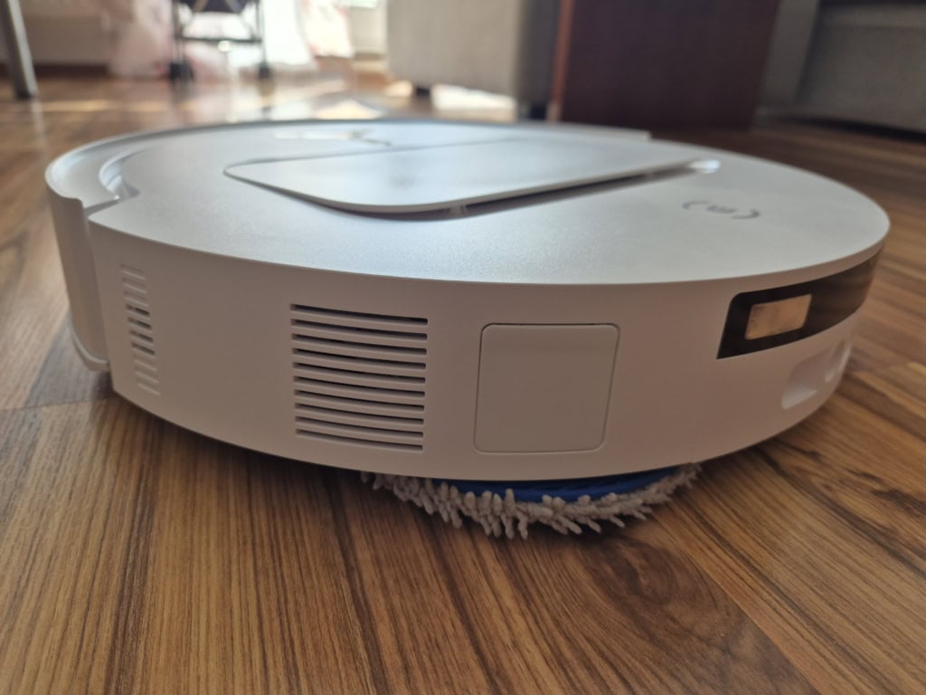 A bal oldali mop fix, nagy része a porszívó alatt található