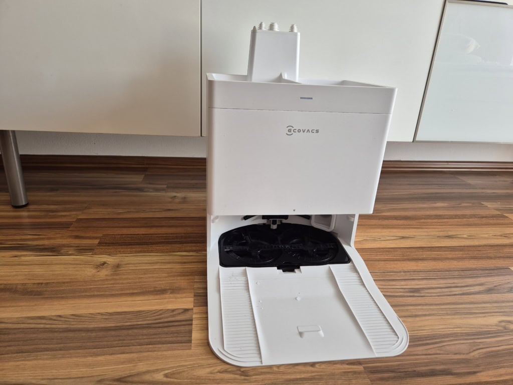 A dokkolóállomás önmagában, víztartályok nélkül