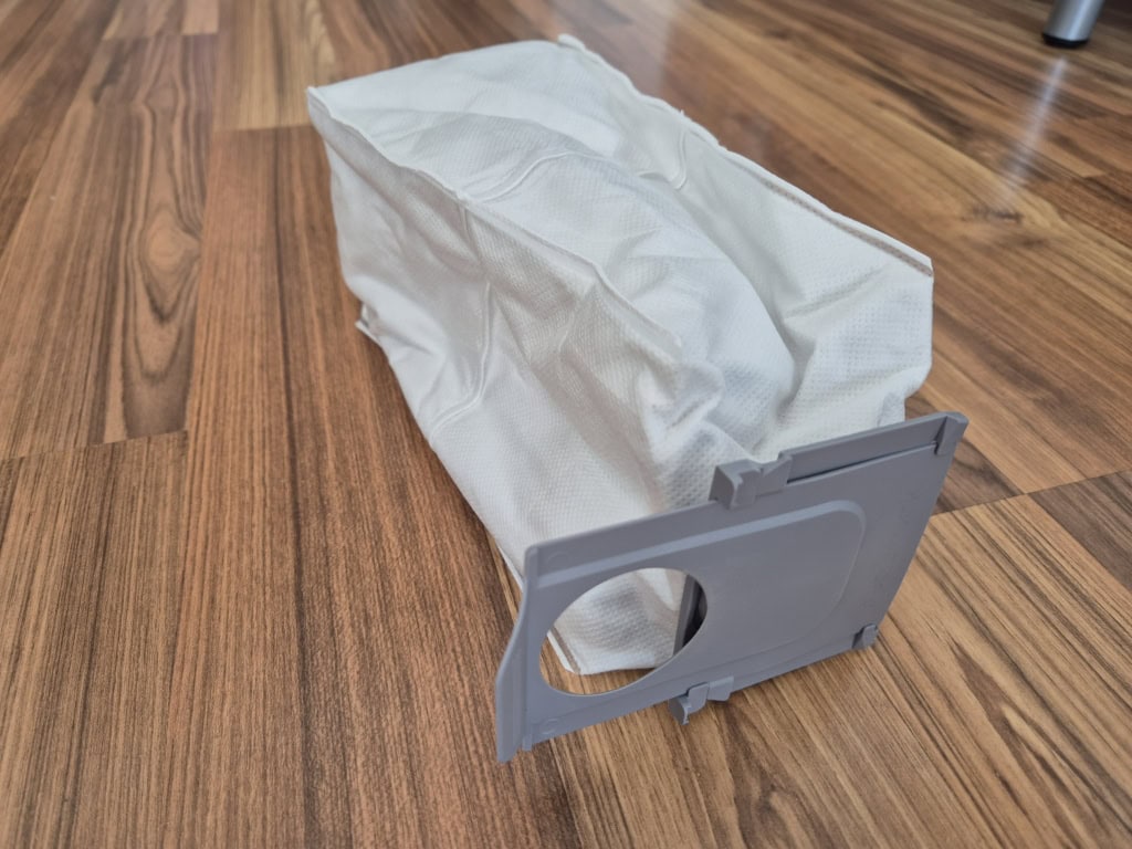 A porzsák eltávolításkor automatikusan lezár, így nem szökik ki a por